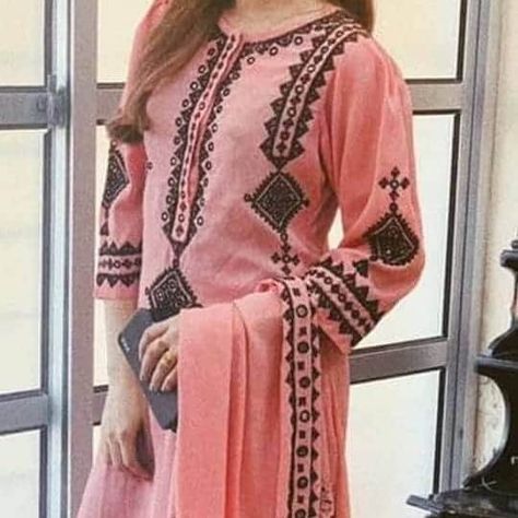 Instagram photo by .collactoin.by ayesha • Jul 26, 2020 at 9:59 PM Sindhi Embroidery Dresses, Sindhi Embroidery, Simple Dress Casual, Kurti Embroidery, Embroidery Dresses, Girls Dresses Sewing, Afghan Fashion, Pakistani Fashion Party Wear, Cotton Kurti Designs