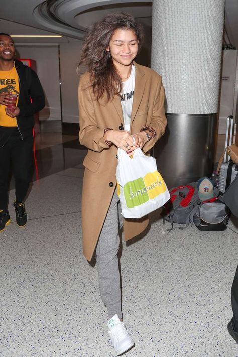 Zendaya Airport, Celebrity Travel Style, Mode Zendaya, Airport Chic, Zendaya Style, Winter Travel Outfit, Travel Outfits, Chrissy Teigen, Reese Witherspoon