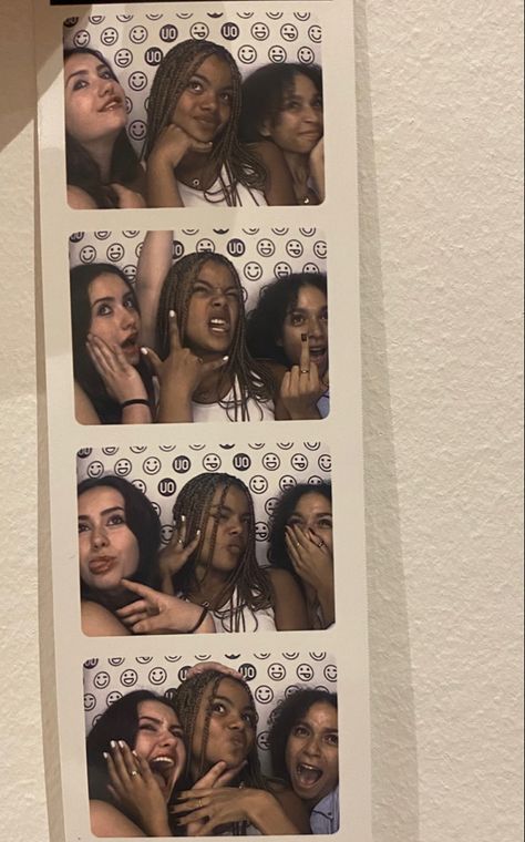 Cute Aesthetic Poses, Photo Booth Pictures, Picture Booth, Booth Pictures, Photo Booth Photo, Aesthetic Poses, Vintage Photo Booths, Photobooth Pictures, Photo Pictures