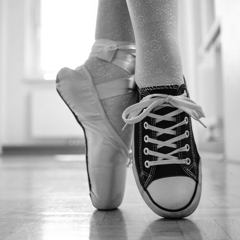 Converse & Dance Pointe Shoes Photography, Ballet Tumblr, Dancing Drawings, Dance Images, Ballet Art, Foto Shoot, Ballet Photos, Dancing Aesthetic, Walt Whitman