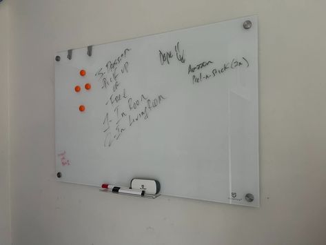 White Board Room Ideas, White Board For Room, White Board In Bedroom, White Board In Room, Small Whiteboard Ideas, Office White Board Ideas, Whiteboard Ideas Bedroom Aesthetic, White Board Aesthetic, Whiteboard Aesthetic