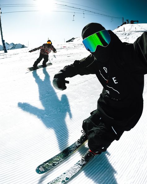 Mens Snow Fashion, Ski Outfit Men, Photo Ski, Snowboard Pictures, Street Style Hoodie, Dope Snow, Mode Au Ski, Snowboarding Pictures, Mountain Biking Photography