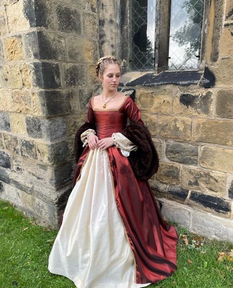 1200s Dresses, 1500s Womens Fashion, Medieval Dress Accurate, Midevil Ballgown, Medieval Inspired Dress, Medieval Queen Costume, Medieval Clothing Women Royal, Princess Outfits Royal Medieval, 1500s Dresses Royal