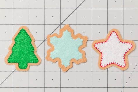 How to Make Christmas Cookie Felt Ornaments - Olivia OHern Free Felt Crafts Patterns Templates, Felt Ornament Patterns Free Printable, Cookie Ornaments, Felt Ornaments Diy, Diy Felt Christmas Ornaments, Felt Ornaments Patterns, Ornament Template, Felt Crafts Patterns, Ornament Cookies