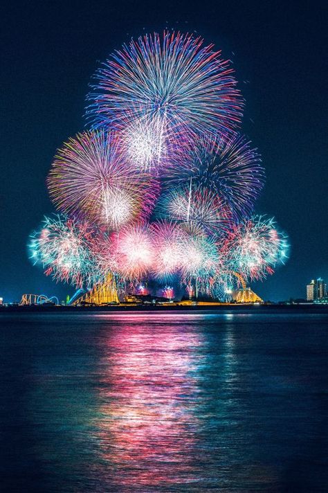 Fireworks Poster, Beautiful Fireworks, Night Fireworks, Fireworks Wallpaper, Fireworks Pictures, Fireworks Photography, Ramadan Poster, Night Sky Painting, Night Sky Photography