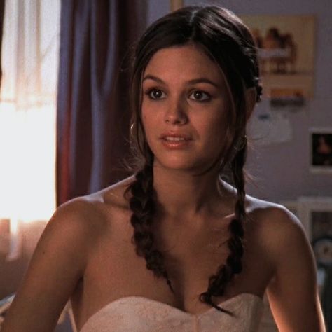 the oc • summer roberts • rachel bilson Summer The Oc, Summer Roberts, Oc California, Character Female, Rachel Bilson, The Oc, Tv Girls, Iconic Women, Girl Crushes