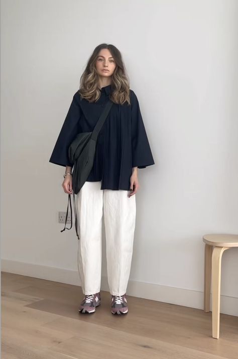 Muji Fashion Woman, Midsize Hijab Outfit, Muji Outfit Style Women, How To Look Japanese, Feminine Masculine Style Outfit, Japanese Street Style Minimalist, Muji Outfit, Muji Style Fashion, Muji Clothes