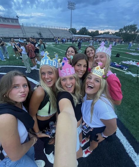 Drake Senior Crown, Senior Picture Prop Ideas High Schools, Senior Year Photo Ideas, Fun Senior Things To Do, Senior Year Vibes, Senior 2024 Ideas, Senior Crown Ideas 2024, Professional Cheer Pictures, Senior Year Activities Ideas