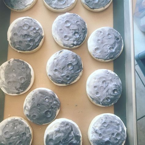 Decorated Full Moon Cookies - Made with Royal Icing and a baller to create the dents How To Make A Moon Cake, Moon Themed Desserts, Full Moon Cookies, Eclipse Sugar Cookies, Sun And Moon Cookies, Moon Shaped Food, Moon Themed Food, Moon Cookies Decorated, Moon Macarons