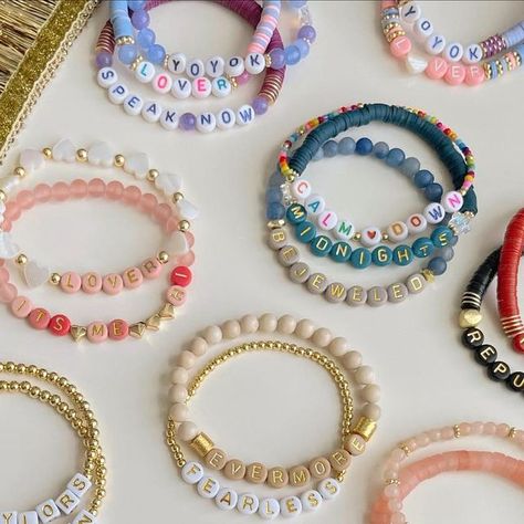 Eras Concert Bracelets, Taylor Bead Bracelets, Taylor Swift Lover Era Bracelets, Bff Eras Tour Outfits, Lover Era Bracelet Ideas, Eras Tour Bead Bracelets, Eras Midnights Outfit, Lover Eras Tour Bracelet, Taylor Swift Beads Bracelet