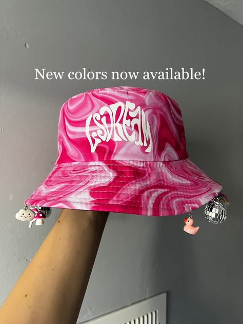 Prepare to get tons of compliments in this hat! This pink trippy Lsdream bucket hat has charms attached all the way around except for in the front so your vision isn't impaired. Now available in more colors! Please message me if you have any questions! Rave Outfits Accessories, Diy Hat Accessories, Bucket Hat Decorating Ideas, Creative Festival Outfits, Festival Bucket Hat, Rave Bucket Hat, Rave Core Aesthetic, Diy Festival Accessories, Rave Accessories Ideas