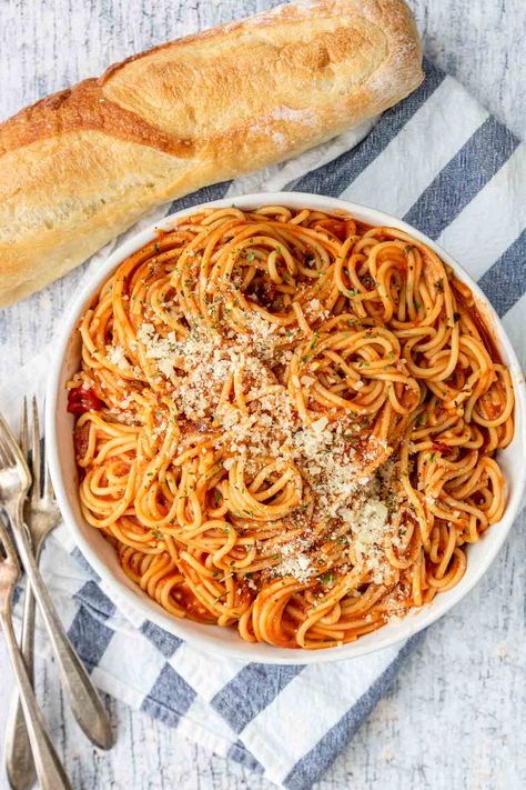 A foolproof recipe for Instant Pot Spaghetti made with your favorite store-bought marinara sauce (no meat). Perfect family friendly dinner that is easy to make! Spaghetti With Jar Sauce, Instant Pot Spaghetti Recipe, Instant Pot Spaghetti, Electric Pressure Cooker Recipes, Chicken Alfredo Recipes, No Meat, Spaghetti Recipe, Homemade Marinara, Pasta Dinner Recipes