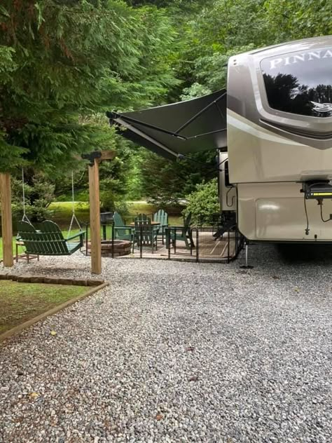 Campground Layout Ideas, Rv Lot Landscaping Ideas Patio, Rv Sites Landscaping, Rv Landscaping Ideas, Permanent Camping Site Ideas, Camping Site Ideas, Camper Landscaping Ideas, Rv Campsite Decorating Ideas, Rv Lot Landscaping Ideas