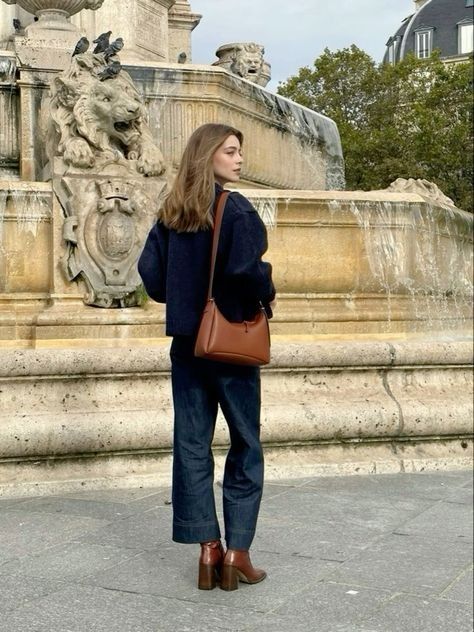 Navy And Brown Aesthetic, Camille Pidoux Style, Brown Handbag Outfit, Estilo Ivy League, Pattern Turtleneck, Fashion Paris, Photo Style, Stil Inspiration, Fall Fits