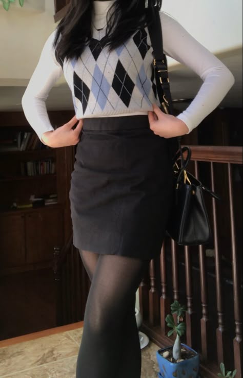 Dark Academia Outfit Black Skirt, Tight Skirt Outfit Casual, Pencil Skirt Aesthetic, Black Pencil Skirt Outfit Work, Straight Skirt Outfits, Pencil Skirt Outfits Winter, Black Satin Skirt Outfit, Short Black Pencil Skirt, Black Pencil Skirt Outfit