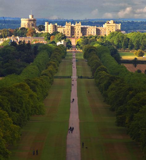 10 Fascinating Facts about Windsor Castle Winsor Castle, Windsor Palace, 10 Amazing Facts, London Castles, Royal Family Pictures, Visiting England, Royal Residence, Long Walk, England And Scotland