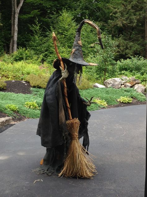 Halloween Outdoor Decorations Diy, Autumn Arrangements, Halloween Lawn, Baba Jaga, Halloween Monsters, Halloween Decor Diy, Halloween Outside, Casa Halloween, Halloween Props Diy