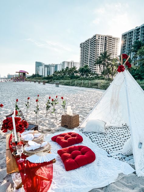 Romantic Beach Picnic, Beach Picnic Party, Picnic Party Decorations, Romantic Dinner Decoration, Romantic Room Surprise, Luxury Picnic, Romantic Date Night Ideas, Picnic Inspiration, Picnic Decorations