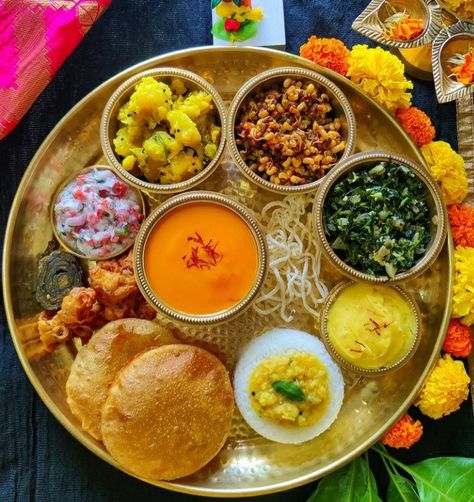 🤤 Desert Snacks, Thali Ideas, Healthy Food Breakfast, Tiffin Ideas, Gujarati Thali, Platter Food, Indian Lunch, Indian Food Photography, Veg Thali