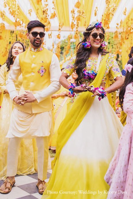 Haldi Couple Outfits Indian, Haldi Dress For Couple Indian, Latest Haldi Outfit For Bride And Groom, Latest Haldi Outfit For Groom, Haldi Ceremony Stage Decorations, Haldi Outfits For Couple, Haldi Couple Outfits, Haldi Look For Groom, Haldi Ceremony Outfit For Bride Indian