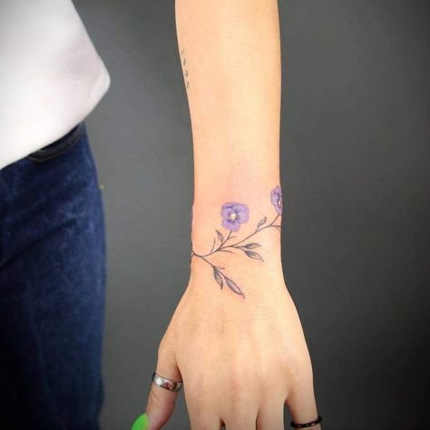 Inner Thigh Tattoos Women, Tattoos Pulseras, Wrist Tats, Tattoo Dainty, Violet Flower Tattoos, Kind Tattoo, Wrap Around Wrist Tattoos, Small Wave Tattoo, Violet Tattoo