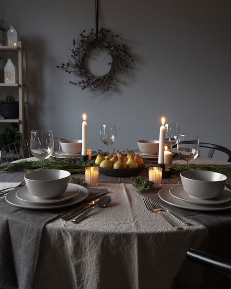 3 Holiday Table Setting Ideas to Try This Season — WOAHSTYLE Minimal Table Setting, Minimalist Bookshelves, Large Pine Cones, Nordic Table, Minimal Table, Scandinavian Table, Victoria Beckham Outfits, Holiday Table Settings, Setting Ideas