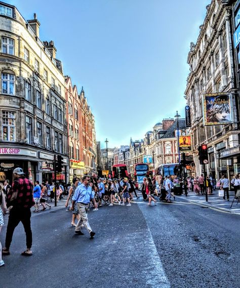 London's busy streets Street Photography Paris, City People, London Aesthetic, Busy Street, Uk City, City Drawing, Busy City, World Cities, London Street