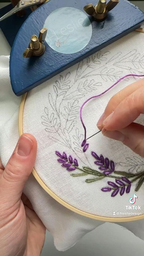 Simple Hand Embroidery, Projek Menjahit, Embroidery Hoop Art Diy, Hand Embroidery Patterns Free, Embroidery Stitches Beginner, Basic Hand Embroidery Stitches, Simple Hand Embroidery Patterns, Embroidery Lessons, Diy Embroidery Designs