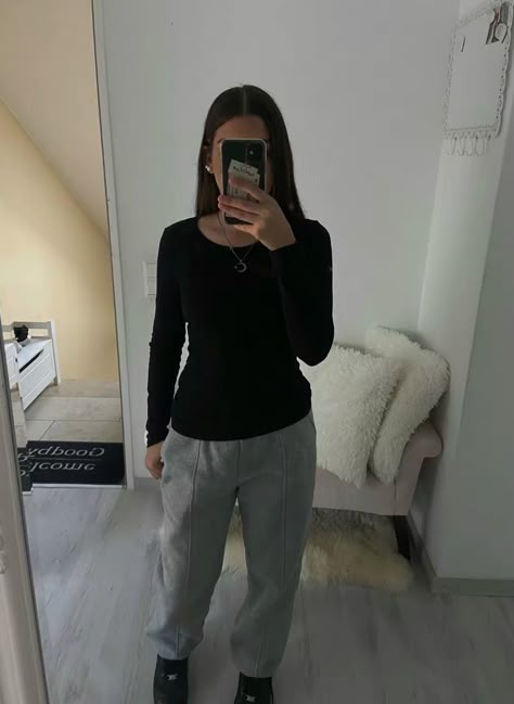 black airforce Outfit 
Grey Jogging Outfit Fits With Black Air Forces, Black Air Forces Outfit, Outfit Air Force 1 Black, Outfits With Black Air Forces, Trainerhosen Outfit, Black Air Force Outfit, Black Af1 Outfit, Air Forces Outfit, Zara Girls Outfits