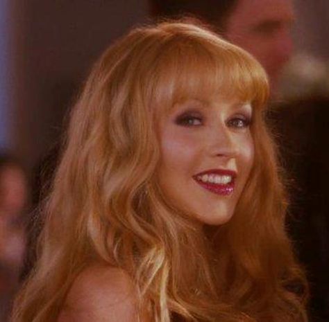 Christina Aguilera as Ali Rose in 2010's "Burlesque" Christina Aguilera 2010, Christina Aguilera Hair, Short Medium Layered Haircuts, Christina Aguilera Burlesque, Burlesque Hair, Burlesque Movie, Ali Rose, Prom Hairstyles Updos, Blonde Bangs