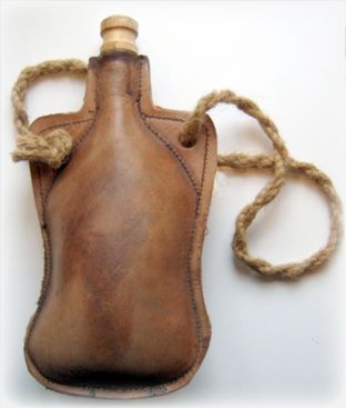 Arte Viking, Crea Cuir, Pola Topi, Water Flask, Leather Flask, Diy Sac, Flask Bottle, Medieval Life, Leather Projects