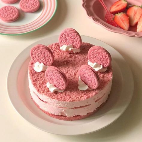 Twitter Strawberry Oreo Cheesecake, Pastel Cupcakes, Kawaii Dessert, Cute Baking, Pretty Dessert, Pink Foods, Oreo Cheesecake, Think Food, Cute Desserts