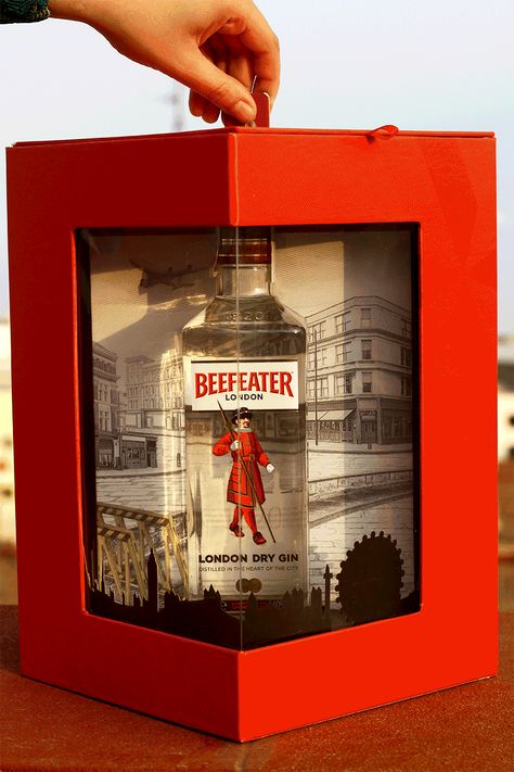 Packaging Nueva Botella Beefeater on Behance Wine Box Design, Box Packaging Ideas, Bottle Packaging Design, Press Kit Design, Alcohol Packaging Design, Art Packaging, Pr Kit, Wine Packaging Design, Product Packaging Design