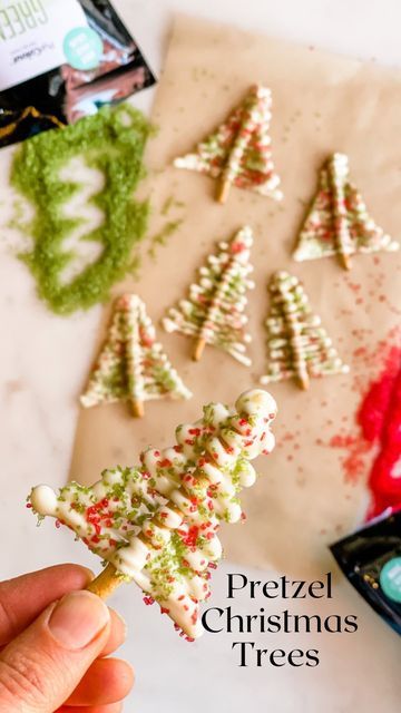 White Chocolate Christmas Tree Pretzels, White Chocolate Pretzel Christmas Trees, Christmas Tree Pretzel Sticks, Chocolate Pretzel Trees, Chocolate Pretzel Christmas Trees, Pretzel Christmas Trees, Pretzel Trees, Pretzel Wreath, Chocolate Pretzels Christmas