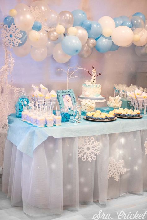 Frozen 3rd Birthday, Frozen Birthday Party Cake, Frozen Birthday Party Decorations, Elsa Birthday Party, Frozen Bday Party, Frozen Party Decorations, Disney Frozen Birthday Party, Frozen Birthday Theme, Table Background