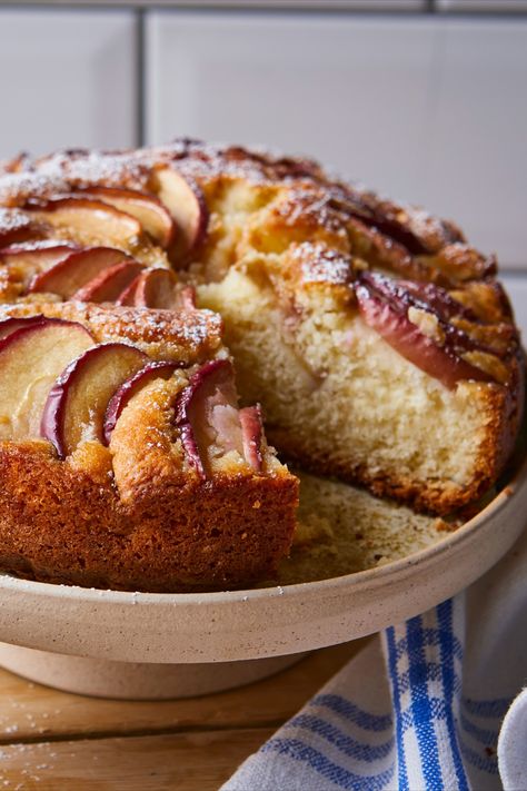 A single layer sponge cake topped with slices of apple baked in. Air Fryer Apple Cake Recipes, Airfryer Cake Recipes, Air Fryer Baking Recipes, Air Fryer Cakes, Airfryer Cake, Airfryer Baking, Cake In Air Fryer, Cake Air Fryer, Air Fryer Recipes Uk