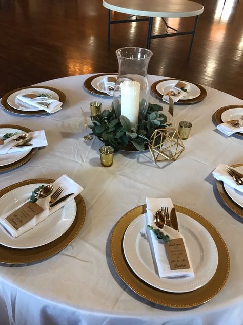 50th Wedding Anniversary Table Ideas, Wedding Table Decorations No Plates, 50th Anniversary Tablescape, Simple Banquet Table Decorations, 50 Anniversary Ideas Decoration Table, 25th Wedding Anniversary Party Ideas, Gold Wedding Plates, Banquet Table Decor, Country Birthday Party