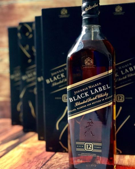 Black Label Whiskey, Whisky Black Label, Whisky Club, Johnnie Walker Black Label, Alcohol Spirits, Amazing Wedding Makeup, Johnnie Walker Black, Flex Banner Design, Whiskey Drinks