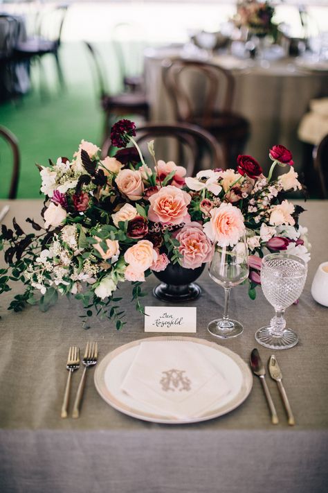 Elegant Centerpiece with Pink Roses and Place Cards Pretty Wedding Centerpieces, Hanging Flower Arrangements, Creative Wedding Centerpieces, Greenery Wedding Centerpieces, Unique Wedding Centerpieces, Tall Centerpiece, Elegant Centerpiece, Beach Wedding Centerpieces, Tall Wedding Centerpieces