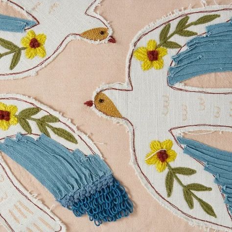 Textile Products Ideas, Applique Work Ideas, Applique Birds, Creative Dresses, Nokshi Katha, Embroidered Pillows, Exhibition Ideas, Folk Art Design, Fabric Painting On Clothes