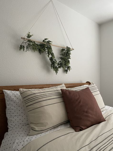 Boho Wall Decor Over Bed, Unique Above Bed Decor, Hang Above Bed Ideas, Hanging Lights Above Bed, Head Of Bed Wall Decor, Greenery Headboard, Headboard Art Above Bed, Diy Above Bed Decor, Greenery Above Bed