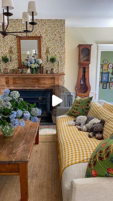 Grandma’s House, Cottagecore Living Room, Yellow Living Room, English Cottage Style, English Country Style, Front Rooms, Cottage Living Rooms, Colourful Living Room, Country Living Room