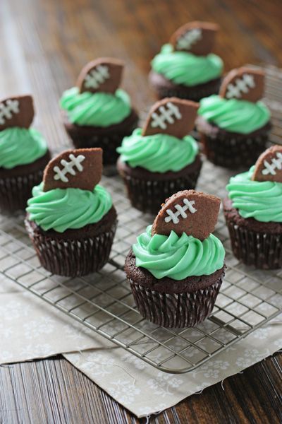 Muffins Decorados, Bowl Desserts, Football Desserts, Super Bowl Essen, Superbowl Desserts, Football Cupcakes, Football Party Foods, Bowl Party Food, Football Snacks