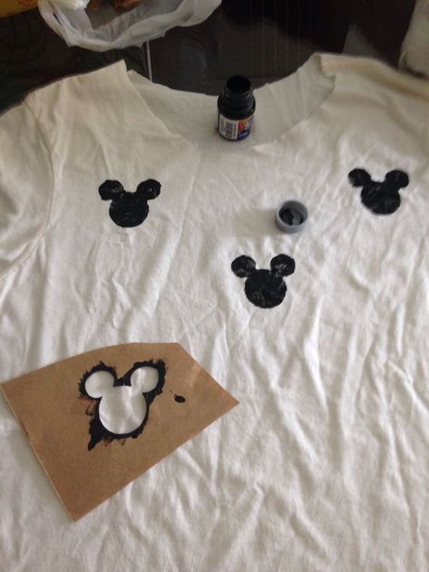 Decorated Shirts Ideas Diy, Diy T Shirt Designs Paint, Tshirt Dye Ideas, White Shirt Diy Paint, Painting On Tshirts Ideas, Fabric Painting On Tshirts, Fabric Paint Shirt Design, Painted Clothes Diy Shirts, Fabric Painting On Clothes T Shirts