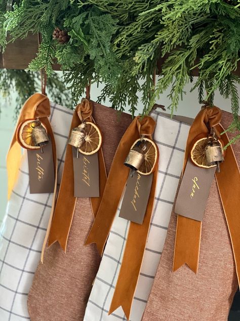 Amber Interior Christmas, Christmas Wrapping Tags, Pine Christmas Decor, Table Decorations Living Room, Organic Christmas Decor, Christmas Decor Natural, Modern Wooden Table, Wooden Table Design, Side Table Ideas