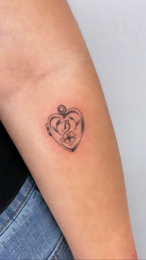 Best Friend Locket Tattoo, American Traditional Locket Tattoo, Back Elbow Tattoo Women, Small Locket Tattoo, Key And Locket Tattoo, Locket Initial Tattoo, Locket Tattoo With Initials, Cute Traditional Tattoos For Women, Quilt Square Tattoo