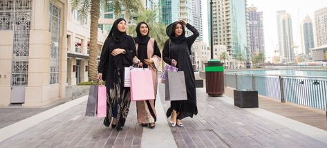 Dubai Travel Outfit, Dubai Dress Code, What To Wear In Dubai, Dubai Outfits Ideas, Dresses In Dubai, Dubai Dress, Dubai Outfit, Tourist Outfit, Dubai Outfits