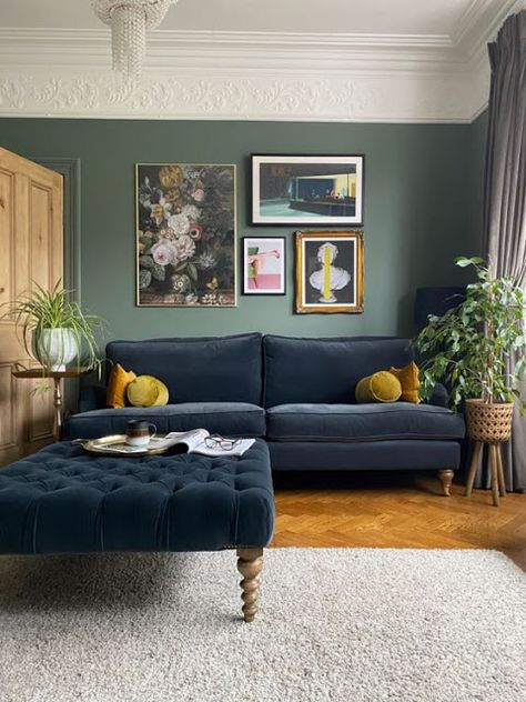 Eye For Design: The Dark Green Interior Is Back And Better Than Ever Dark Green Living Room, Drawing Rooms, Snug Room, Victorian Living Room, Dark Living Rooms, Blue Couches, Cosy Living, Design Box, Cosy Living Room