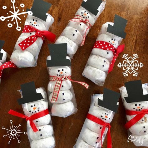 Snowmen + donuts = instant hit! Holiday Class Party Ideas, Best Christmas Treats, Class Party Ideas, Easy Homemade Christmas Gifts, Diy Holiday Gifts, Easy Christmas Crafts, Christmas Gift Baskets, Homemade Christmas Gifts, Christmas Goodies