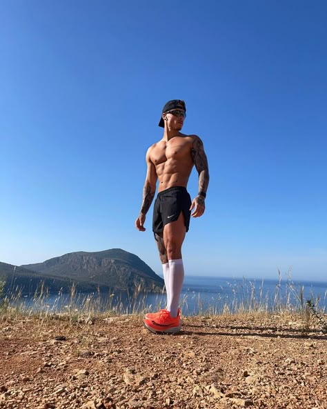 Athletic Physique Men, Mens Running Outfit, Running Aesthetic Men, Athlete Fits, Kori Sampson, Athlete Photography, Running Outfit Men, Outfit Running, Running Lifestyle